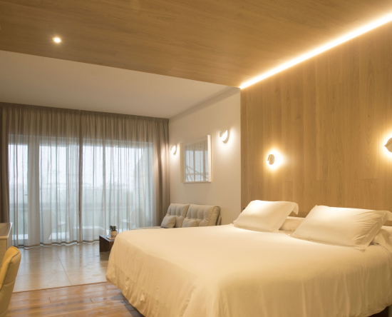 Premium Zimmer mit Kingsize-Bett und Teilblick
